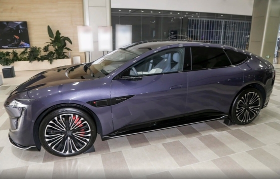 2024 700 Тройной лазерный задний привод Роскошный средний и большой автомобиль 4-дверный 5-местный корпус