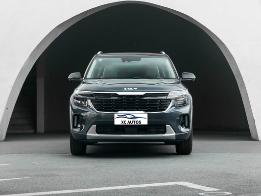 2023 Kia Seltos Подержанные автомобили на бензине Автомобили с крышей и стандартом выбросов Евро VI